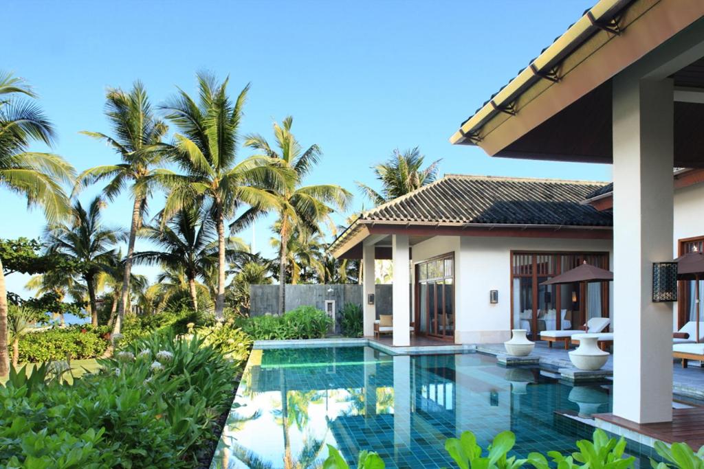 Вилла (Вилла с 2 спальнями и бассейном - Рядом с пляжем) курортного отеля Anantara Sanya Resort & Spa, Санья
