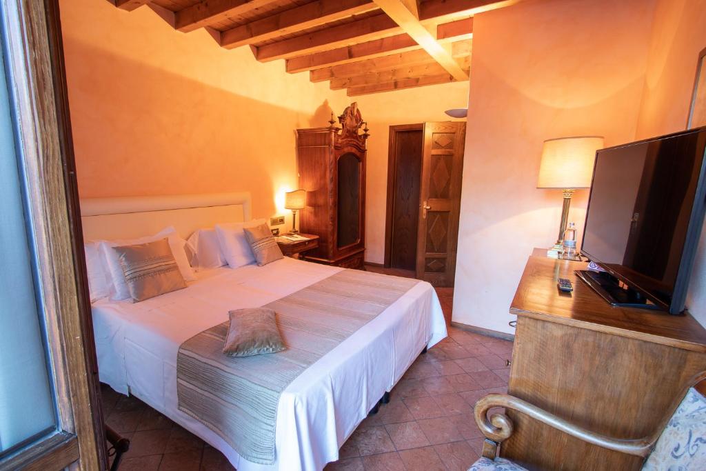 Двухместный (Двухместный номер с 1 кроватью или 2 отдельными кроватями) отеля Albergo Le Due Corti, Комо