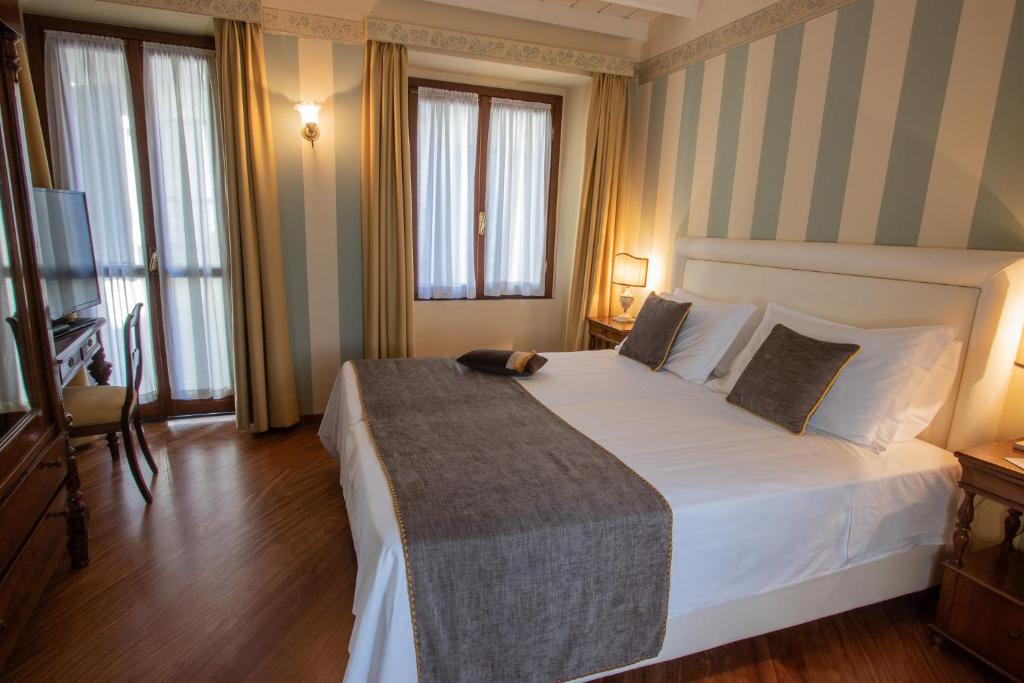 Двухместный (Двухместный номер Делюкс с 1 кроватью или 2 отдельными кроватями) отеля Albergo Le Due Corti, Комо