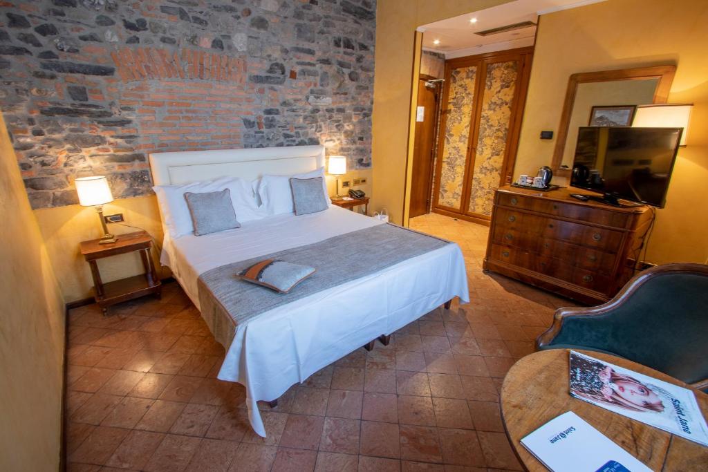 Двухместный (Улучшенный двухместный номер с 1 кроватью или 2 отдельными кроватями) отеля Albergo Le Due Corti, Комо