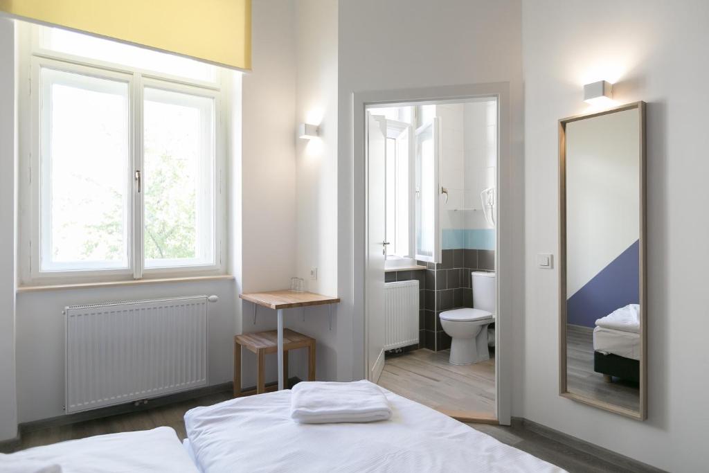 Двухместный (Двухместный номер с 1 кроватью или 2 отдельными кроватями и собственной ванной комнатой) хостела DREAM Hostel Prague, Прага