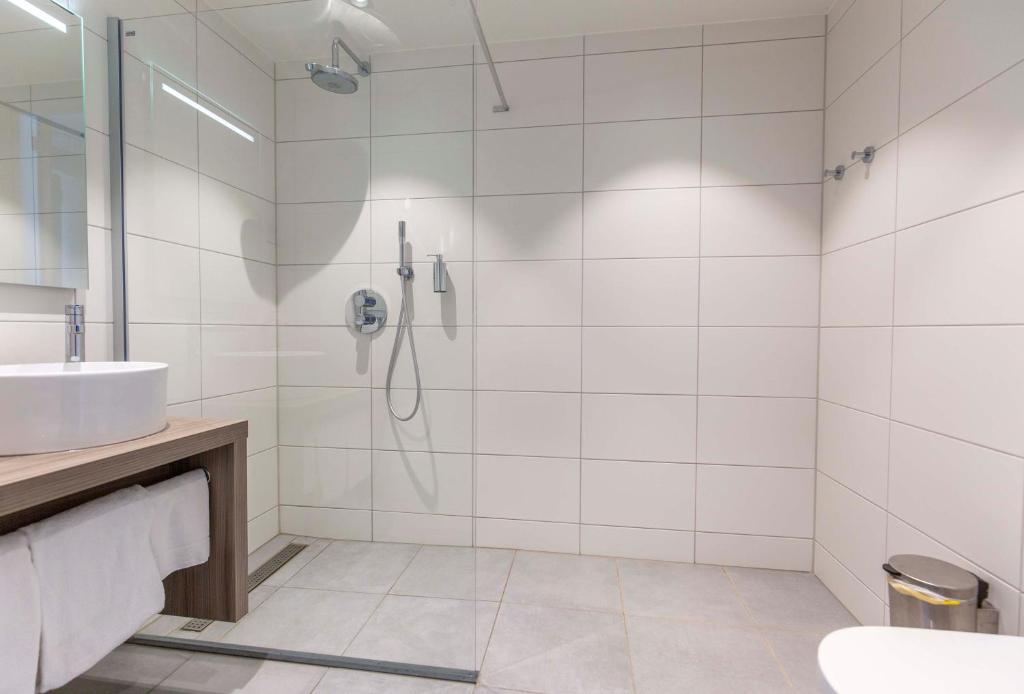 Двухместный (Comfort Double or Twin Room Room with Shower and Balcony) отеля Fletcher Hotel-Restaurant Het Veerse Meer, Берген-оп-Зом