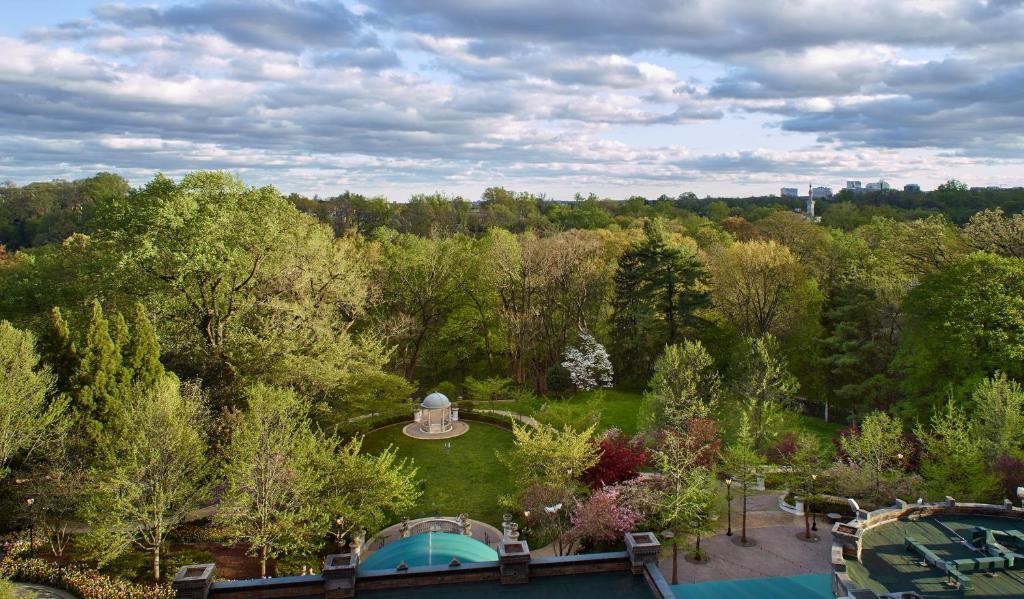 Сьюит (Люкс ADA с 1 спальней и кроватью размера «king-size»), Omni Shoreham Hotel