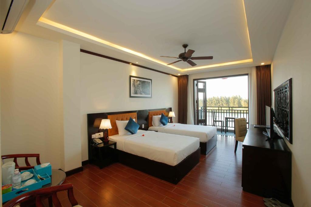 Двухместный (Специальное предложение ― Двухместный номер Делюкс с 1 кроватью или 2 отдельными кроватями и видом на реку) отеля Pearl River Hoi An Hotel, Хойан