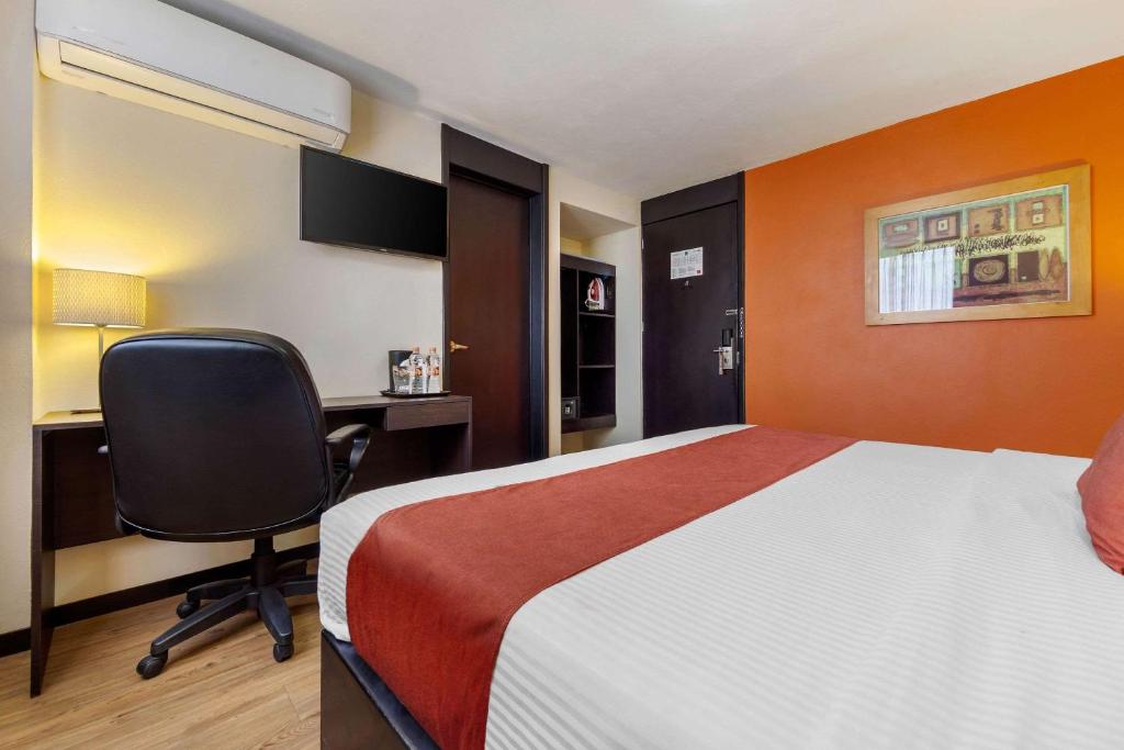 Двухместный (Стандартный номер с кроватью размера «king-size» – Для некурящих) отеля Comfort Inn San Luis Potosi, Сан-Луис-Потоси