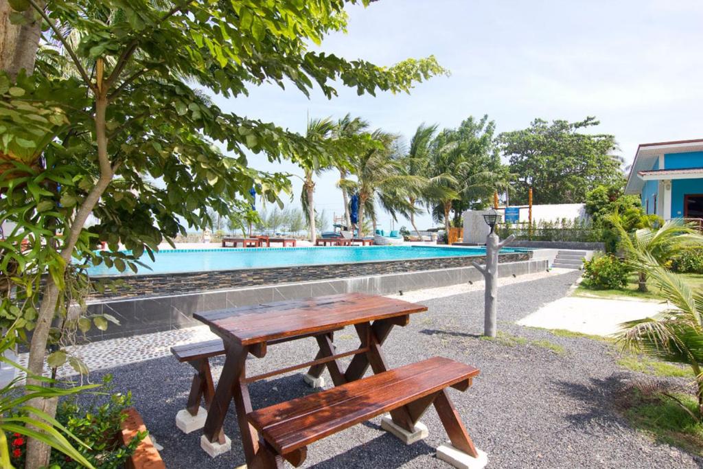 Семейный (Семейный номер с боковым видом на море) курортного отеля Breeze Bay Villa, Пханган