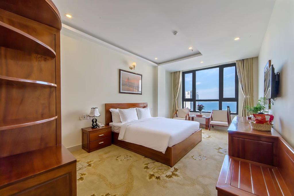 Двухместный (Улучшенный двухместный номер с 1 кроватью) отеля Phuoc My An Beach Hotel, Дананг