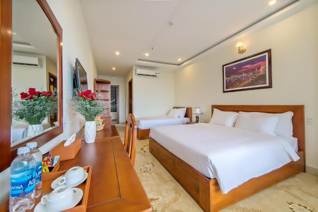 Трехместный (Трехместный номер Делюкс с видом на море) отеля Phuoc My An Beach Hotel, Дананг