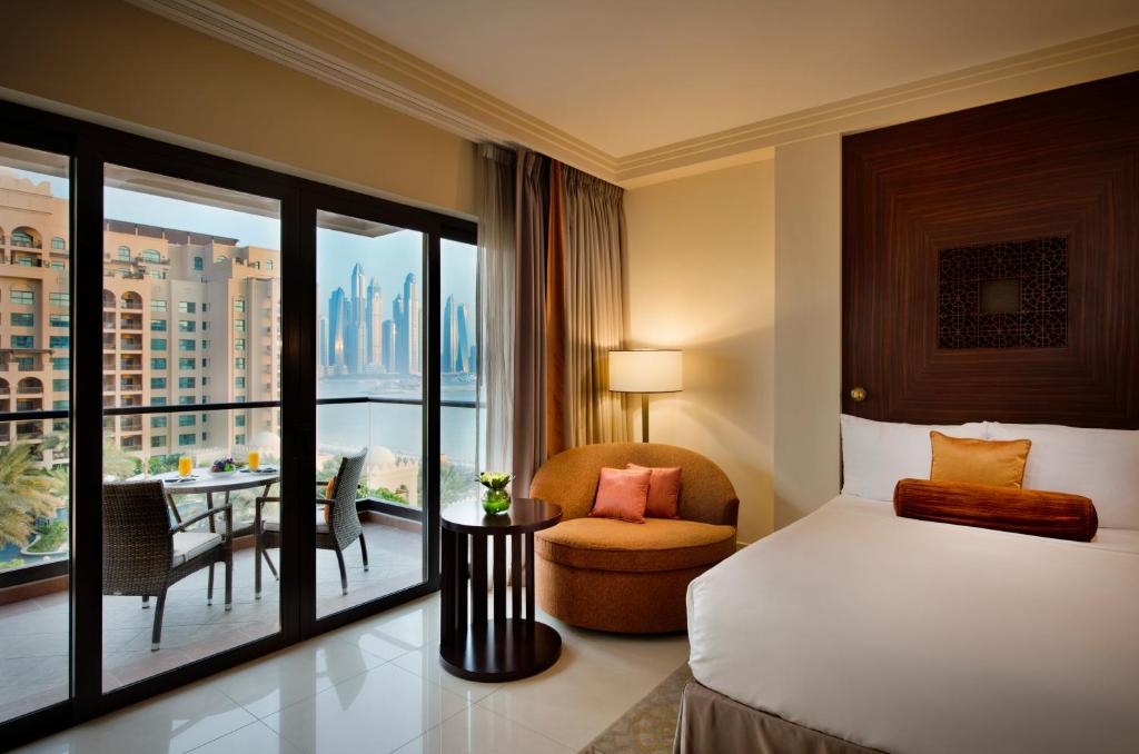 Двухместный (Номер Fairmont Heritage с кроватью размера «king-size» и балконом, частичный вид на море и остров Палм-Джумейра) курортного отеля Fairmont The Palm, Дубай