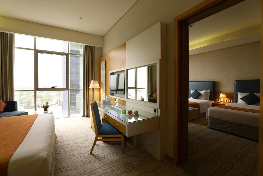 Семейный (Семейный номер) отеля Royal Continental Hotel, Дубай