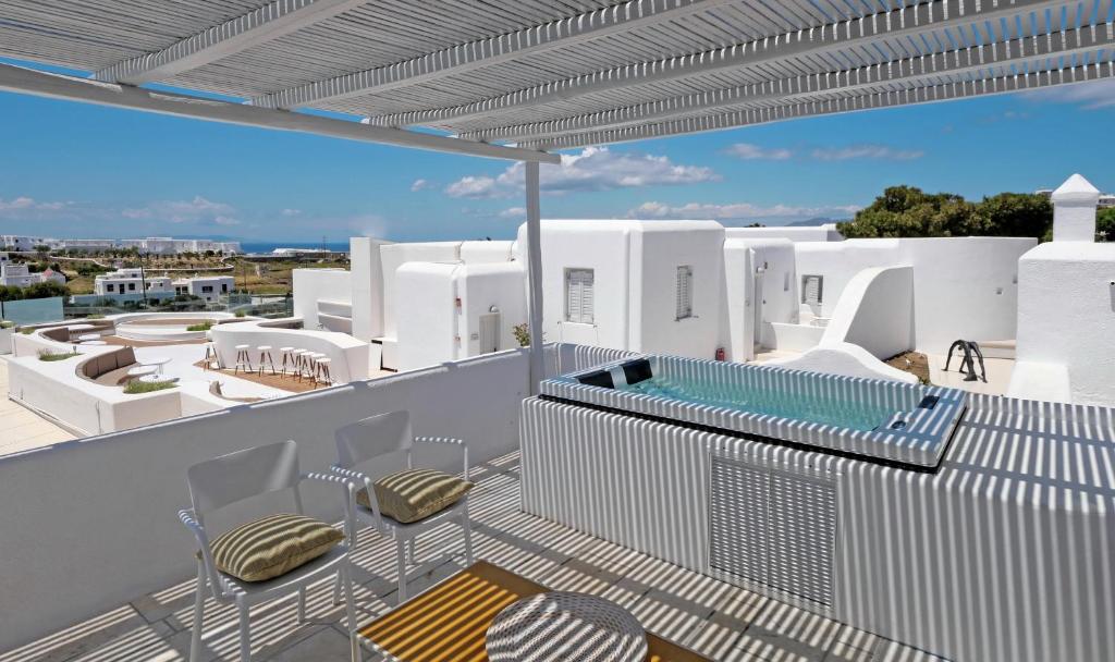 Двухместный (Улучшенный двухместный номер с 1 кроватью, гидромассажной ванной и видом на бассейн) отеля Andronikos Hotel, Миконос