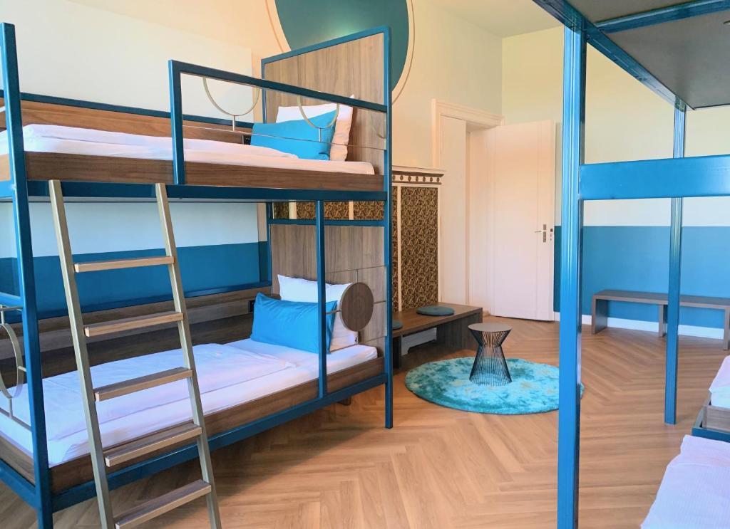 Номер (Кровать в общем 6-местном номере для мужчин и женщин с общей ванной комнатой) хостела Grand Hostel Berlin, Берлин