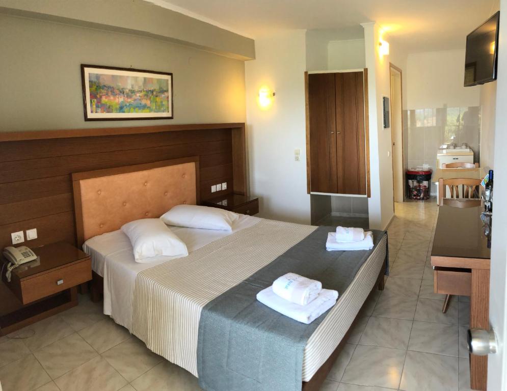 Двухместный (Двухместный номер эконом-класса с 1 кроватью или 2 отдельными кроватями и частичным видом на море) апарт-отеля Zante Palace, Циливи