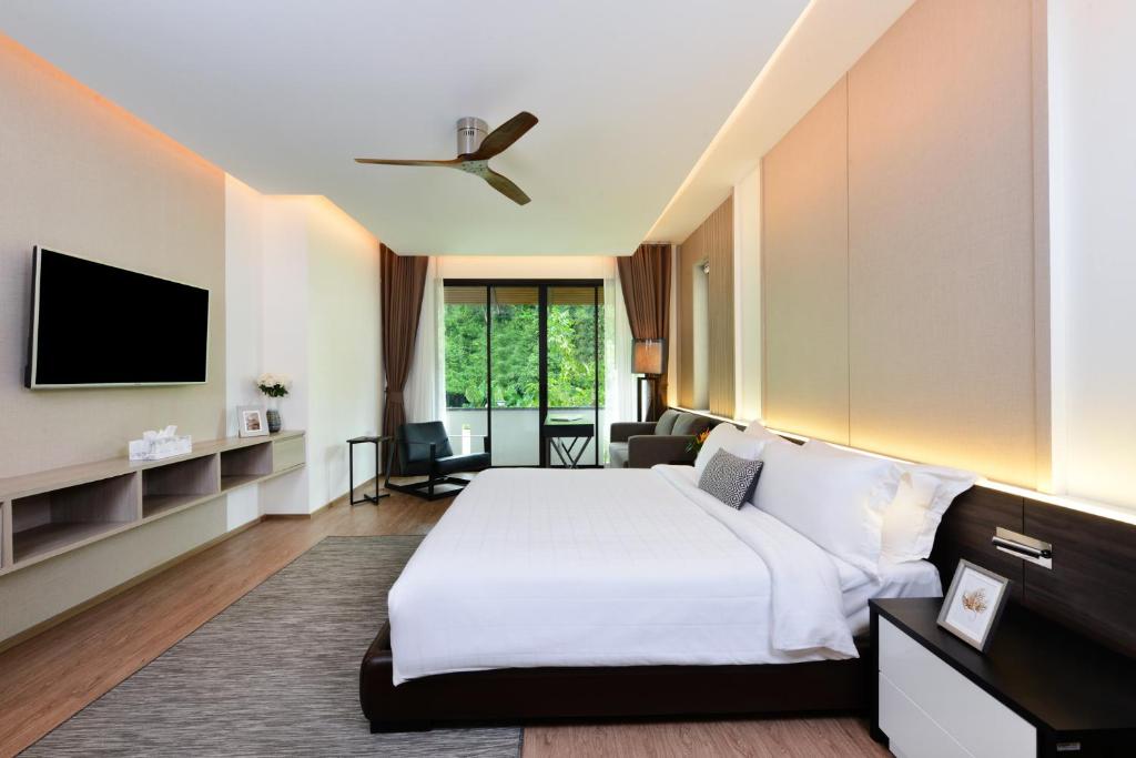 Сьюит (Люкс с 2 спальнями и видом на гольф-поле) отеля Tinidee Golf Resort at Phuket, Пхукет
