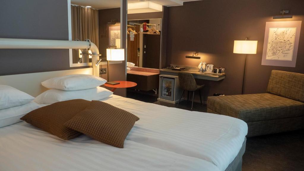 Двухместный (Улучшенный номер с кроватью размера «queen-size») отеля Original Sokos Hotel Seurahuone Kotka, Котка