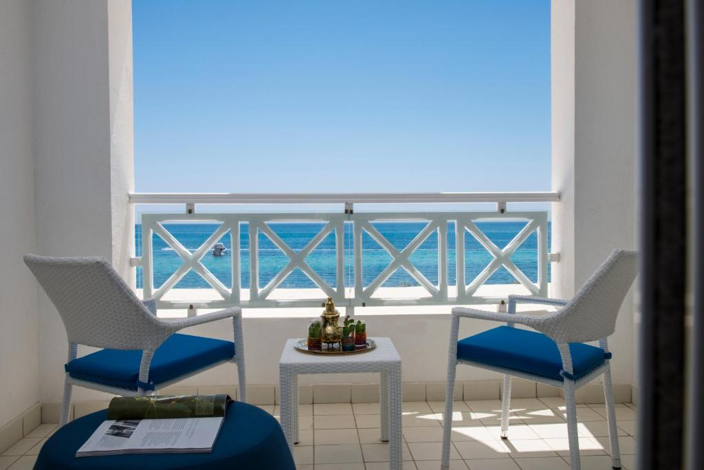 Двухместный (Номер «Премиум» с балконом и видом на море) отеля Radisson Blu Resort & Thalasso Hammamet, Хаммамет