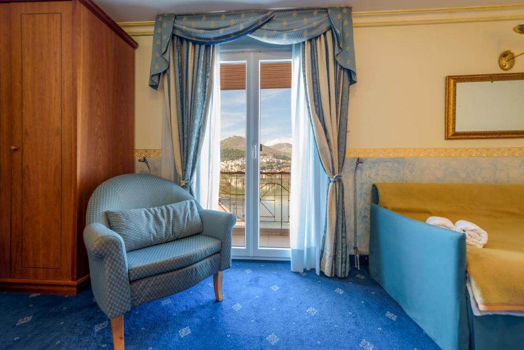 Семейный (Семейный номер с видом на озеро) отеля Hotel Kastoria, Кастория