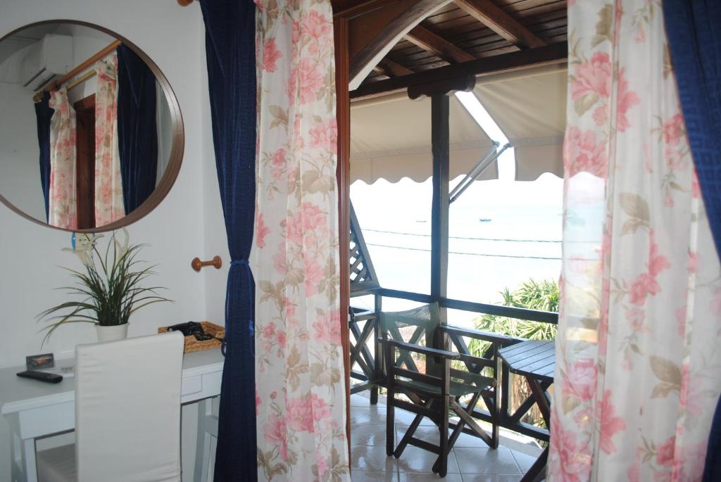 Одноместный (Одноместный номер с балконом и видом на море) апарт-отеля Pension Antonakis, Уранополис