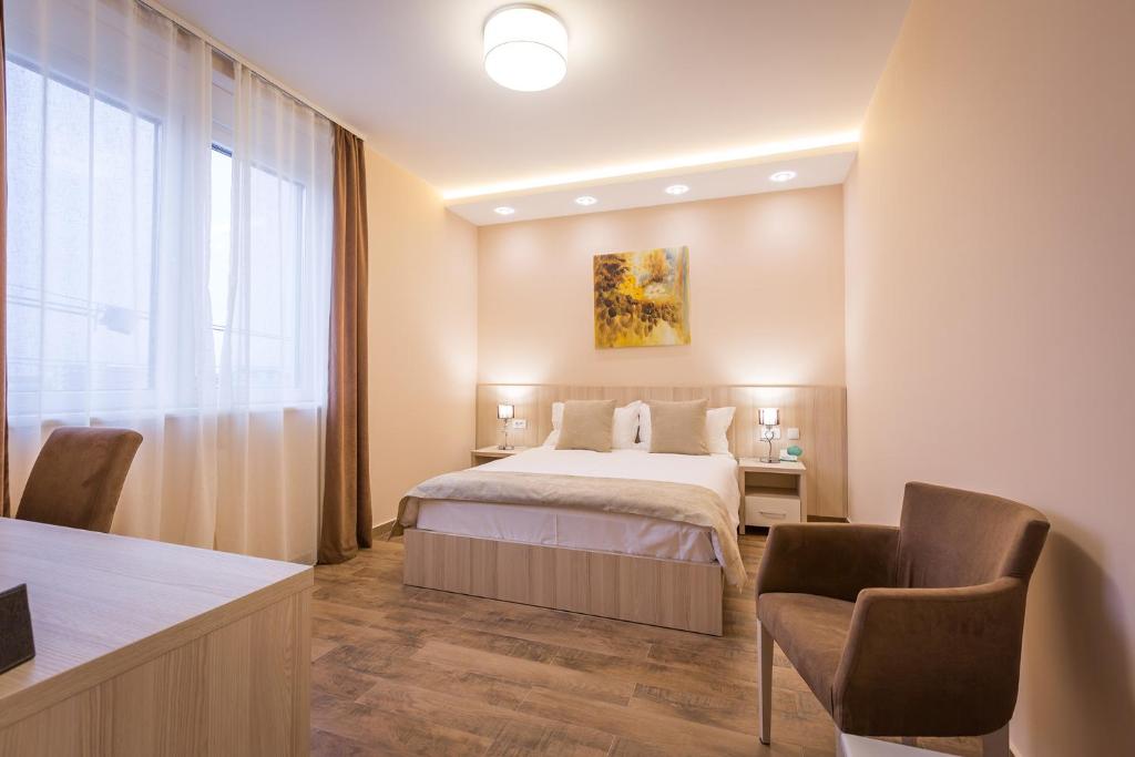 Двухместный (Улучшенный двухместный номер с 1 кроватью) отеля Hotel Mar Garni, Белград