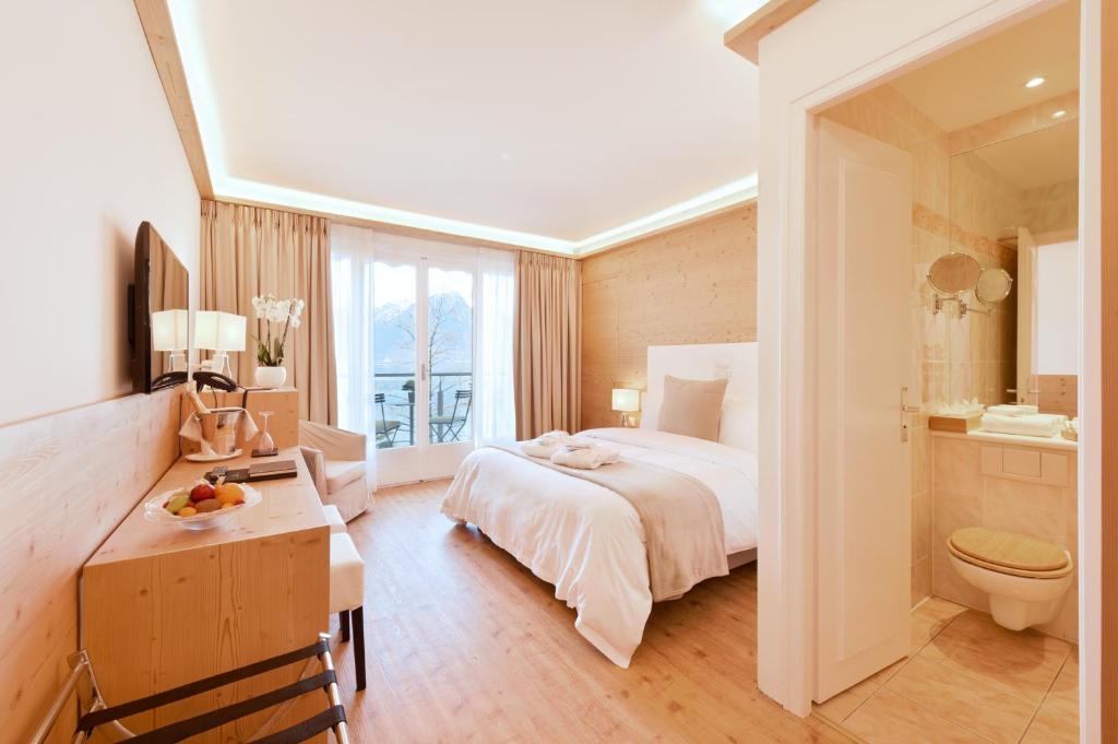 Двухместный (Специальное предложение - Романтический пакет услуг - Улучшенный двухместный номер с 1 кроватью или 2 отдельными кроватями и 1 ужином для двоих) отеля Golf Hotel René Capt, Монтрё