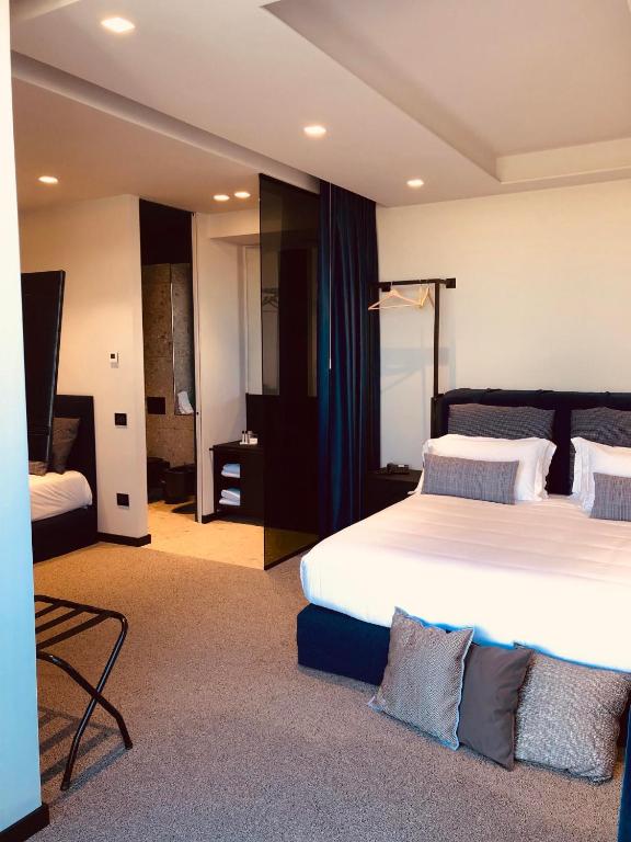 Сьюит (Junior Suite with King and Queen Bed - Terrace) отеля Best Western Hotel Plaza, Неаполь