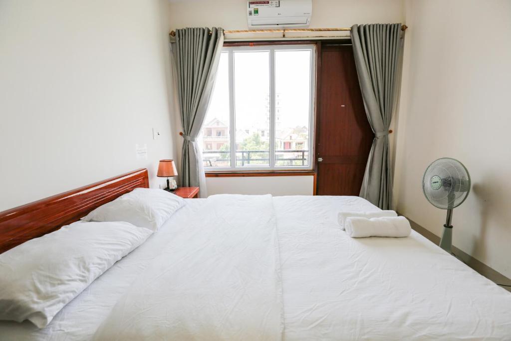 Двухместный (Двухместный номер Делюкс с 1 кроватью и балконом) хостела Au Lac Hostel, Донгхой