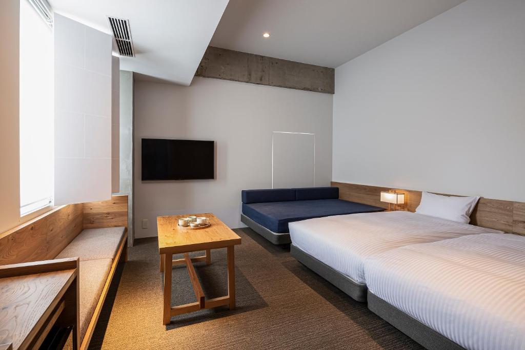Семейный (Superior Quadruple: 2 single bed and 1 double bed) хостела THE SHARE HOTELS TSUGU KYOTO SANJO, Киото