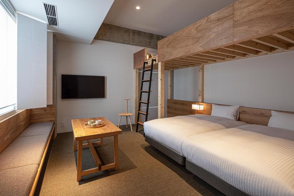 Четырехместный (Quadruple Room with Loft Bed) хостела THE SHARE HOTELS TSUGU KYOTO SANJO, Киото