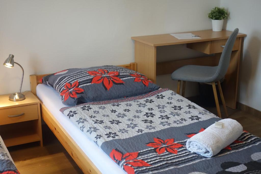 Двухместный (Двухместный номер с 2 отдельными кроватями и общей ванной комнатой) хостела Hostel Bed - Breakfast Brno, Брно