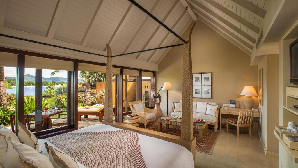 Сьюит (Роскошный номер с кроватью размера «king-size») курортного отеля The Oberoi Beach Resort, Mauritius, Балаклава