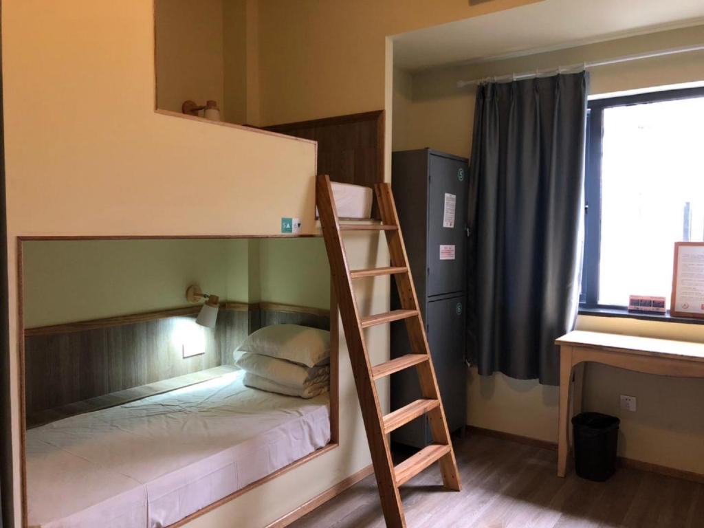 Номер (Bed in 6-Bed Female Sunny Dormitory Room with Private Bathroom), Wushanyi International Youth Hostel