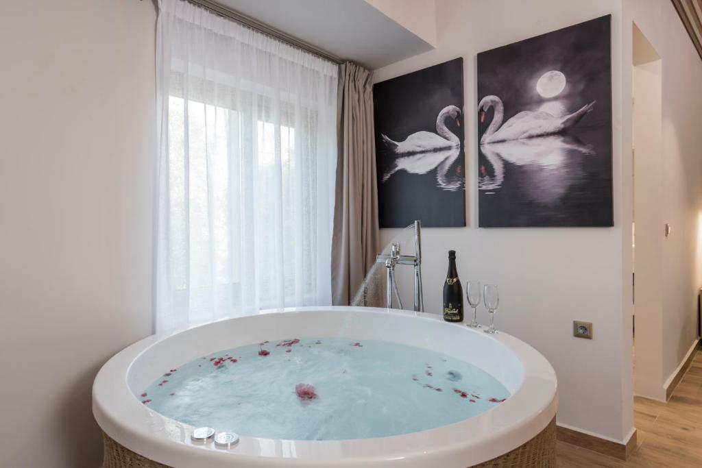 Сьюит (Люкс с гидромассажной ванной) апарт-отеля Aequor Luxury Rooms, Като-Дарацос