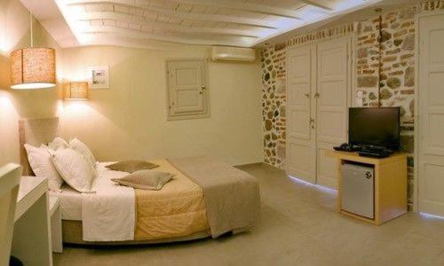 Двухместный (Двухместный номер Делюкс с 1 кроватью и видом на море) отеля Oikies Small Elegant Houses, Митилини