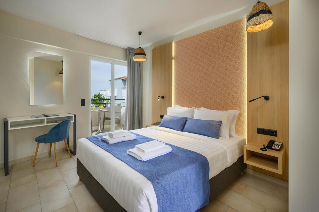 Двухместный (Улучшенный номер с кроватью размера «queen-size») отеля Mare Boutique, Георгиуполис