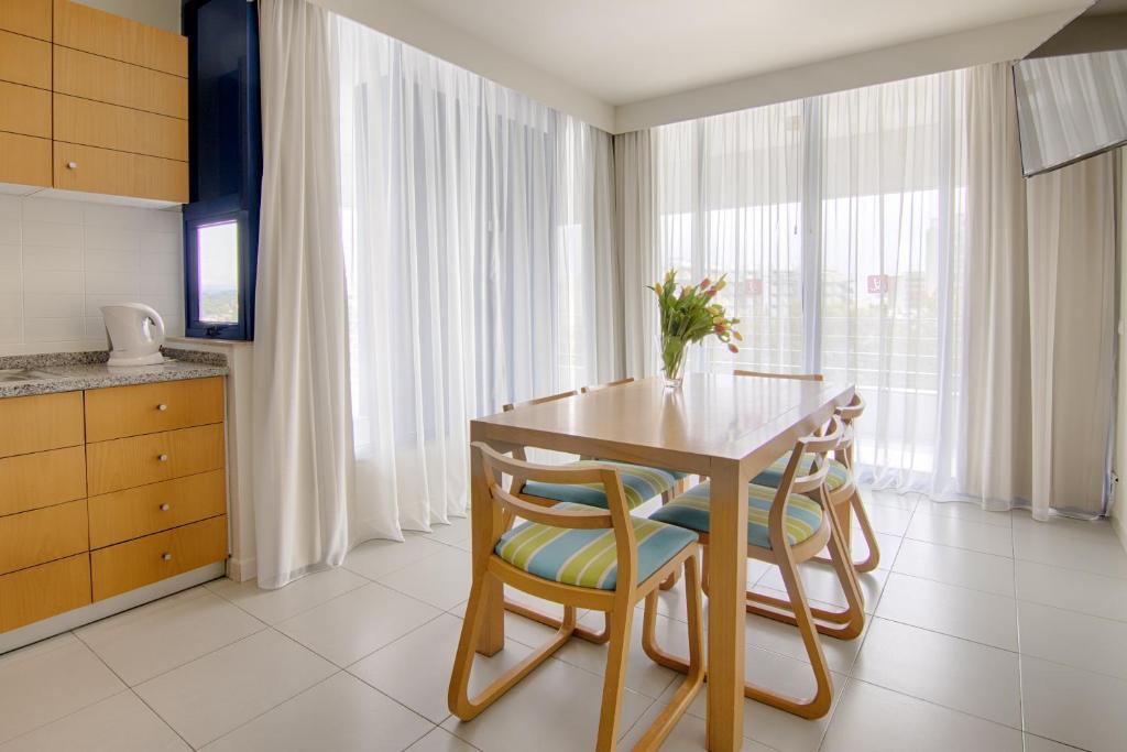 Апартаменты (Апартаменты с 2 спальнями и видом на порт (для 4 взрослых и 2 детей)) апарт-отеля Luna Olympus, Виламура