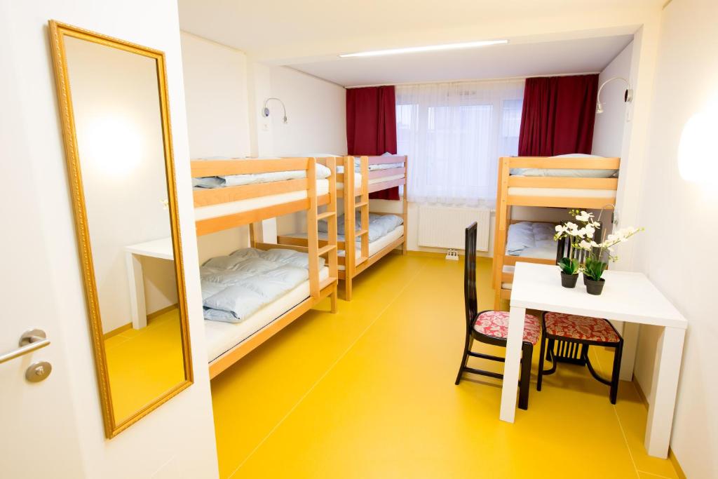 Номер (Односпальная кровать в общем номере с 6 кроватями) хостела a&t Holiday Hostel, Вена
