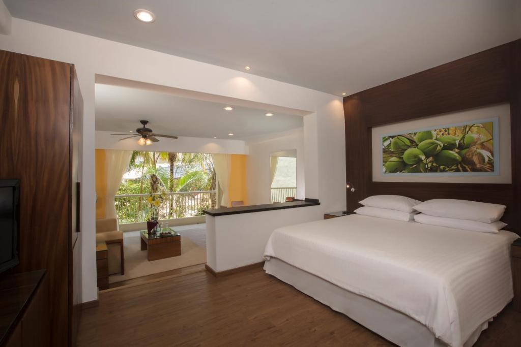 Двухместный (Deluxe Ocean View 1-king bed) курортного отеля Krystal Grand Nuevo Vallarta, Нуэво-Вальярта