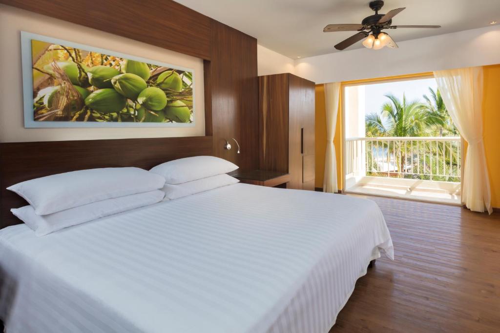 Двухместный (Номер Делюкс с кроватью размера «king-size», вид на тропики, тарифный план с завтраком) курортного отеля Krystal Grand Nuevo Vallarta, Нуэво-Вальярта