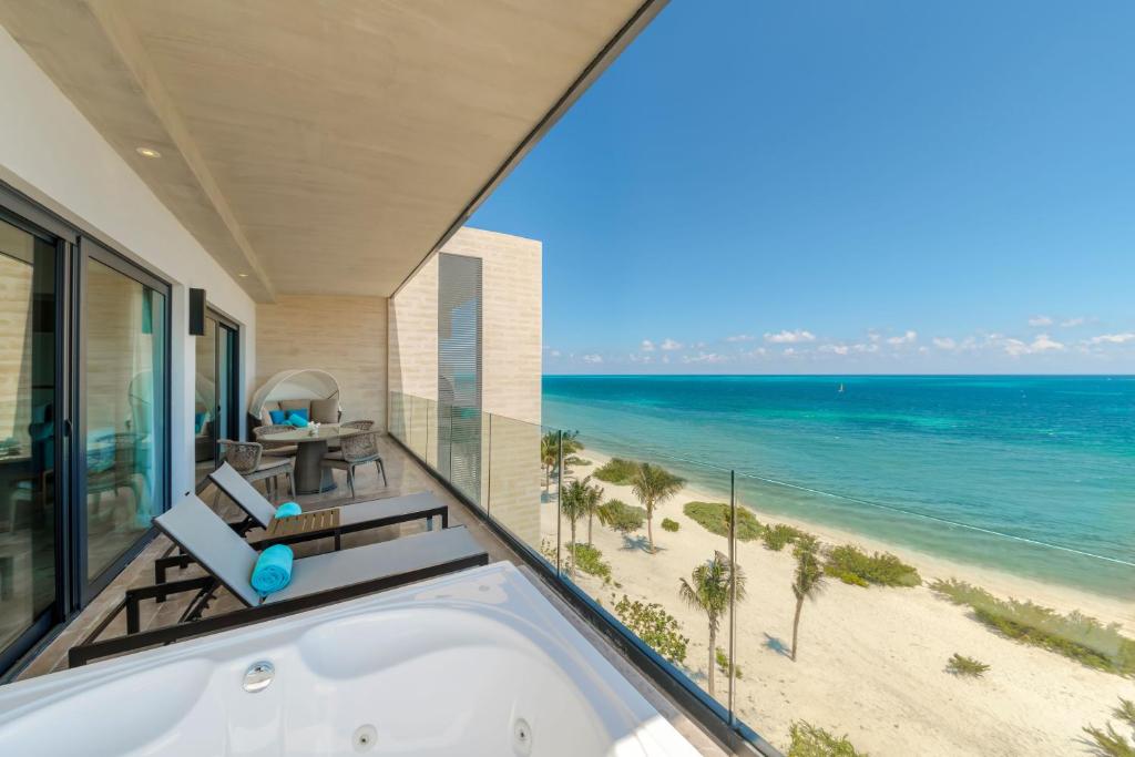 Сьюит (Главный люкс Serenity Club с 1 спальней, вид на океан) курортного отеля Haven Riviera Cancun, Канкун