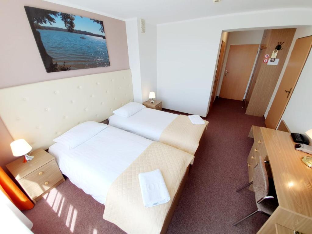 Двухместный (Двухместный номер с 2 отдельными кроватями и видом на озеро) отеля Hotel Mazuria, Мронгово