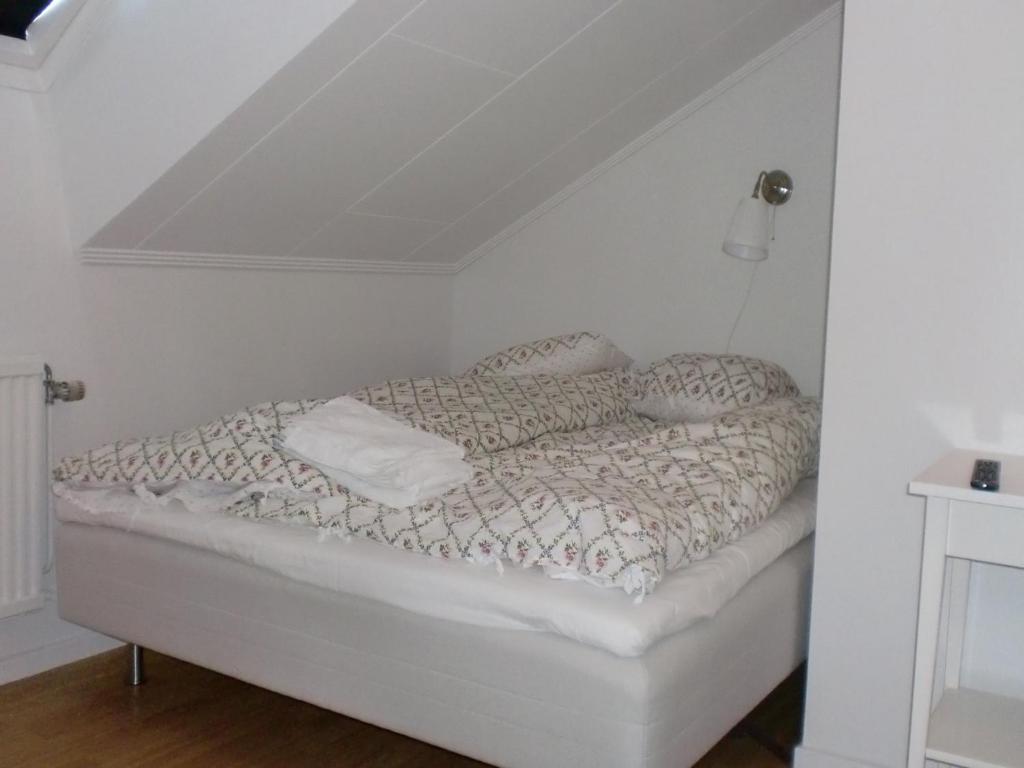 Двухместный (Небольшой двухместный номер с 1 кроватью и общей ванной комнатой) семейного отеля Trollhättans Bed and Breakfast, Трольхеттан
