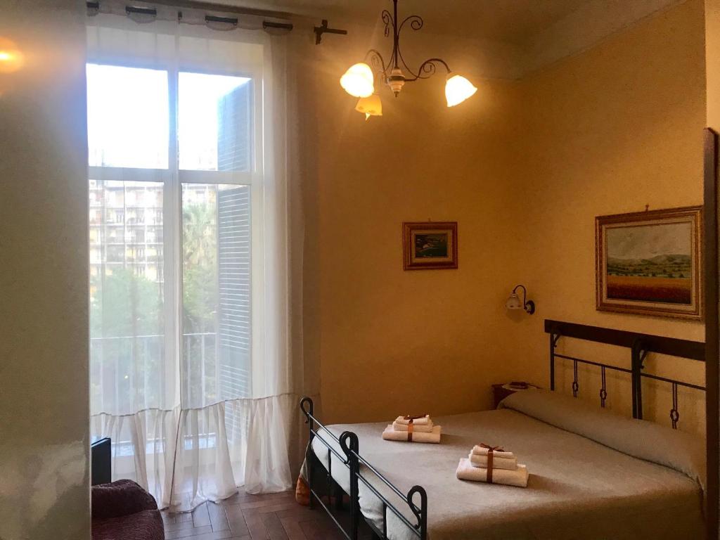 Двухместный (Двухместный номер с двуспальной кроватью и дополнительной кроватью) гостевого дома B&B Conte Cavour, Неаполь