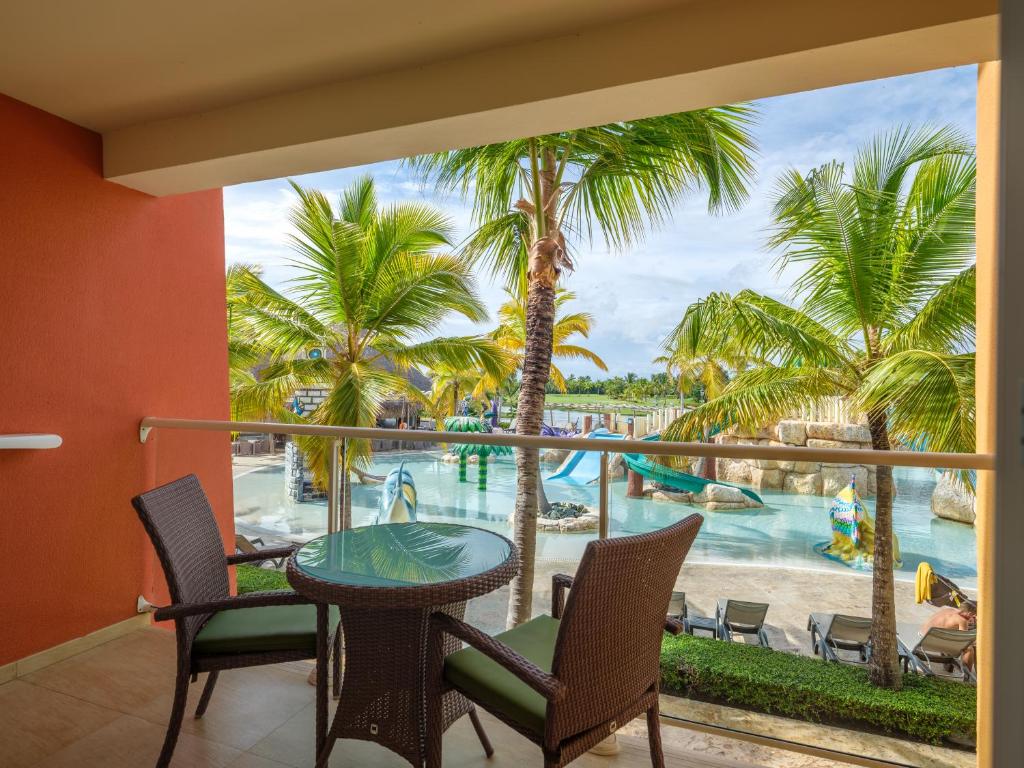 Сьюит (Семейный номер (для 3 взрослых и 1 ребенка)), Barcelo Bavaro Palace All Inclusive