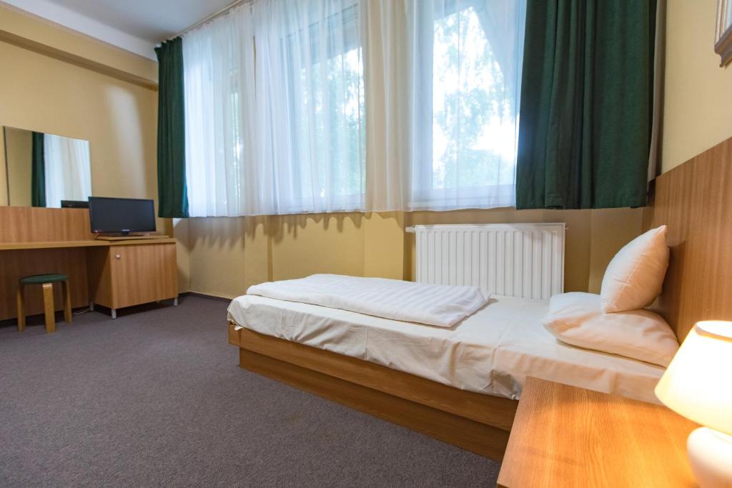 Трехместный (Трехместный номер с душем) отеля Alföld Gyöngye Hotel, Орошхаза
