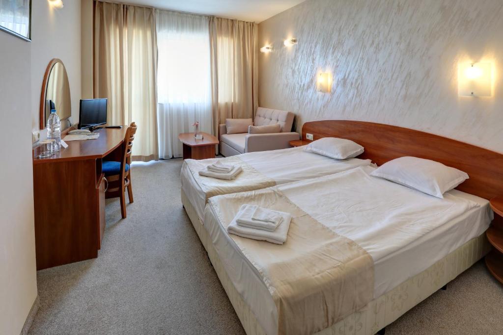 Двухместный (Двухместный номер с 2 отдельными кроватями и балконом (для 2 взрослых и 2 детей)) отеля Hotel Paraizo Beach All Inclusive, Обзор