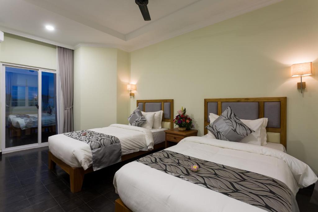 Двухместный (Двухместный номер Делюкс с 2 отдельными кроватями, вид на бассейн) отеля Grand Bayon Siem Reap Hotel, Сием Рип