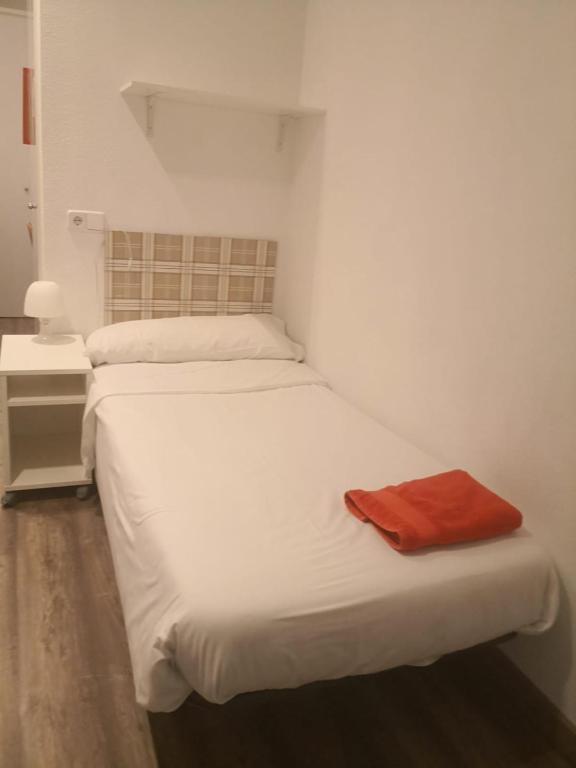 Одноместный (Внутренний одноместный номер для женщин с общей ванной комнатой) отеля Estuhome, Мадрид