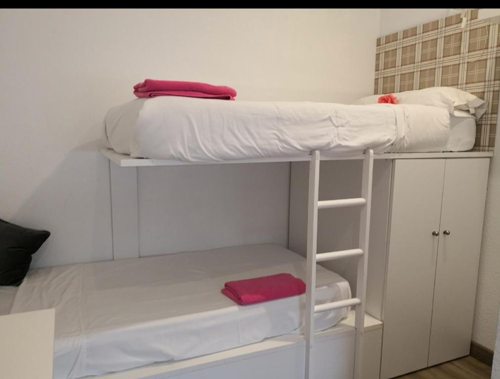 Двухместный (Двухместный номер для женщин с 2 отдельными кроватями и общей ванной комнатой) отеля Estuhome, Мадрид