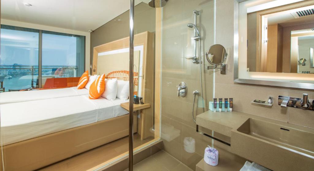 Двухместный (Представительский двухместный номер с 2 отдельными кроватями, право посещения представительского лаунджа) отеля Novotel Danang Premier Han River, Дананг