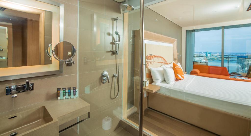 Двухместный (Представительский номер с кроватью размера «king-size» и террасой) отеля Novotel Danang Premier Han River, Дананг
